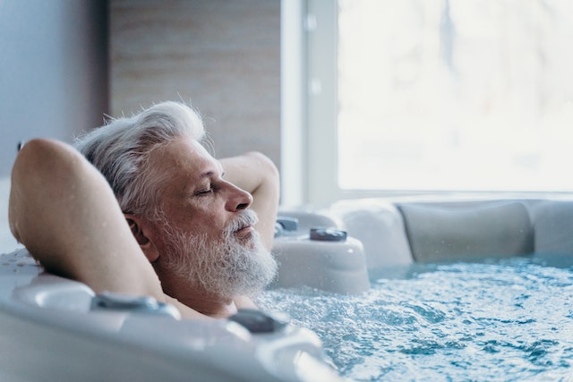 L'aromathérapie dans un jacuzzi offre une relaxation profonde
